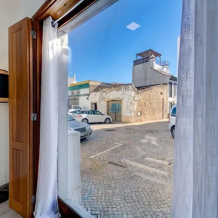 Modern Surrounded By Old-world Charm Apartamento *