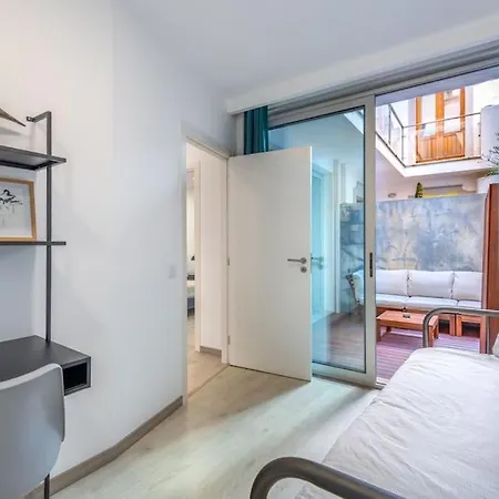 Modern Surrounded By Old-world Charm Apartamento