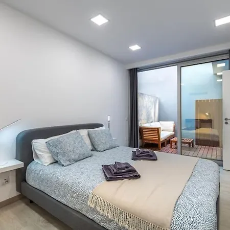 Daire Modern Surrounded By Old-world Charm *