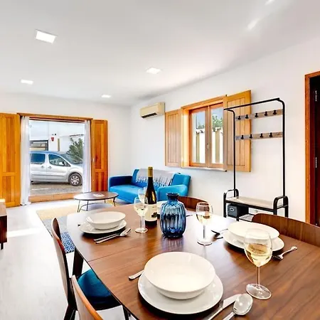 Daire Modern Surrounded By Old-world Charm