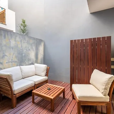 Daire Modern Surrounded By Old-world Charm *